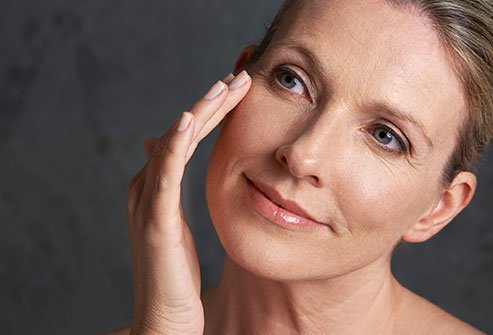 Primer minimizes the signs of aging skin.